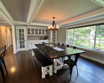 Edgewood Oasis - Puyallup - Dining room