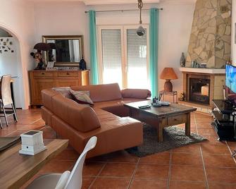 Spacious villa and studios in Viñuela, close to the coast (Torre Del Mar) - Viñuela - Living room
