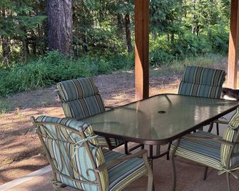 Whispering Pines Studio Apt. - Trout Creek, Mt. - Trout Creek - Patio