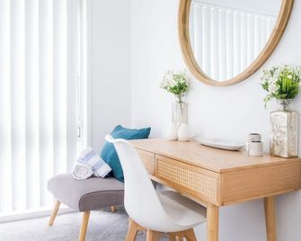 Pet Friendly Battery Hill Home Away From - Caloundra - Room amenity