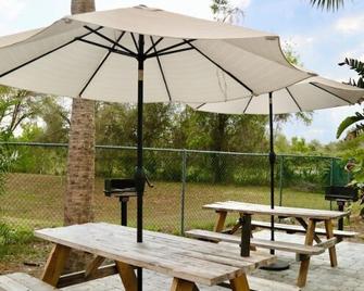 Home Inn & Suites - Apopka - Patio