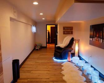 Romantic Spa Getaway for Two! Or One! - Marengo - Living room