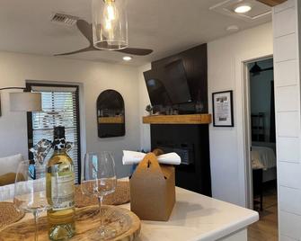 Walk to Best Eats and Shops and Stay in Style - Fort Myers - Eetruimte