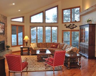 Beautiful Home Surrounded by Tall Pines and Awesome Mountain Views - Monument - Living room