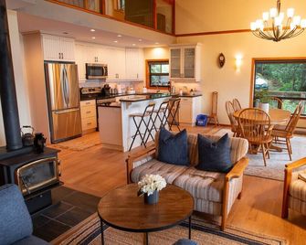 The Overlook, Luxury Lakeside Home with Dock - Harrison Hot Springs