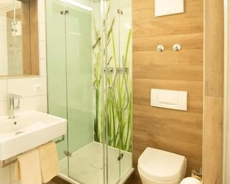 Ambient Hotel Salzburger Hof - Giengen - Bathroom