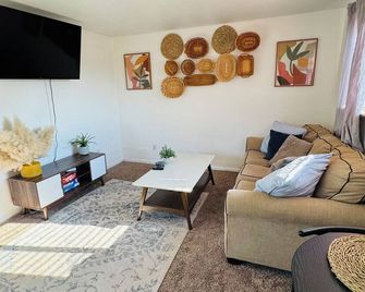 Chic & cozy 1 bedroom guest-house - Medford - Sala de estar