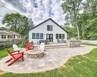Newly Built Gilletts Lake Gem Dock and Hot Tub - Jackson - Patio