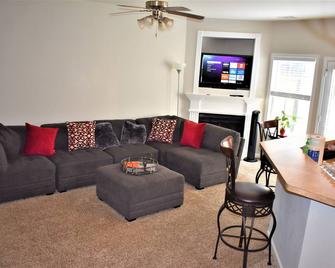 Charming 3-bedroom townhome with WiFi, fitness room in serene Braselton - Braselton - Sala de estar