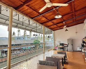 Baan Nampetch Hostel - Bangkok - Balcony
