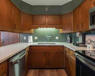 Lavish on Leeson - Van Wert - Kitchen