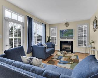 Luxurious Stylish 5bd+office/13mins Iad Airport - Ashburn - Living room