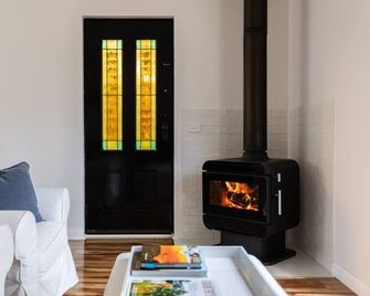 King Bed Studio in The Heart of Richmond - Richmond