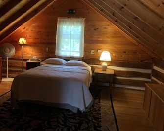 Authentic 1882 Hand Hewn Log Home - Sturgeon Bay - Slaapkamer