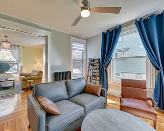 Spacious Historic Home in the Berkshires! - Pittsfield - Living room