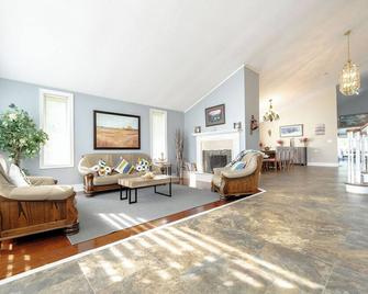 Tex Beautiful Waterfront Cottage - Georgina - Living room