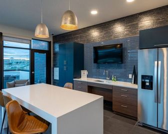 Modern 1BR Apt with Skywalk to Fiserv, Rooftop, and Parking - Milwaukee - Kitchen