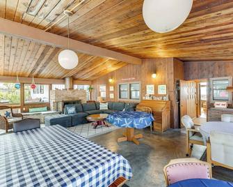 Bayfront Retreat w/ Private Beach in Birch Bay - Blaine - Lounge