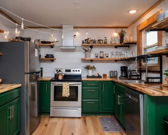 Cozy Cabin on Lake Front With Hot tub Firepit - Martinsville - Kitchen
