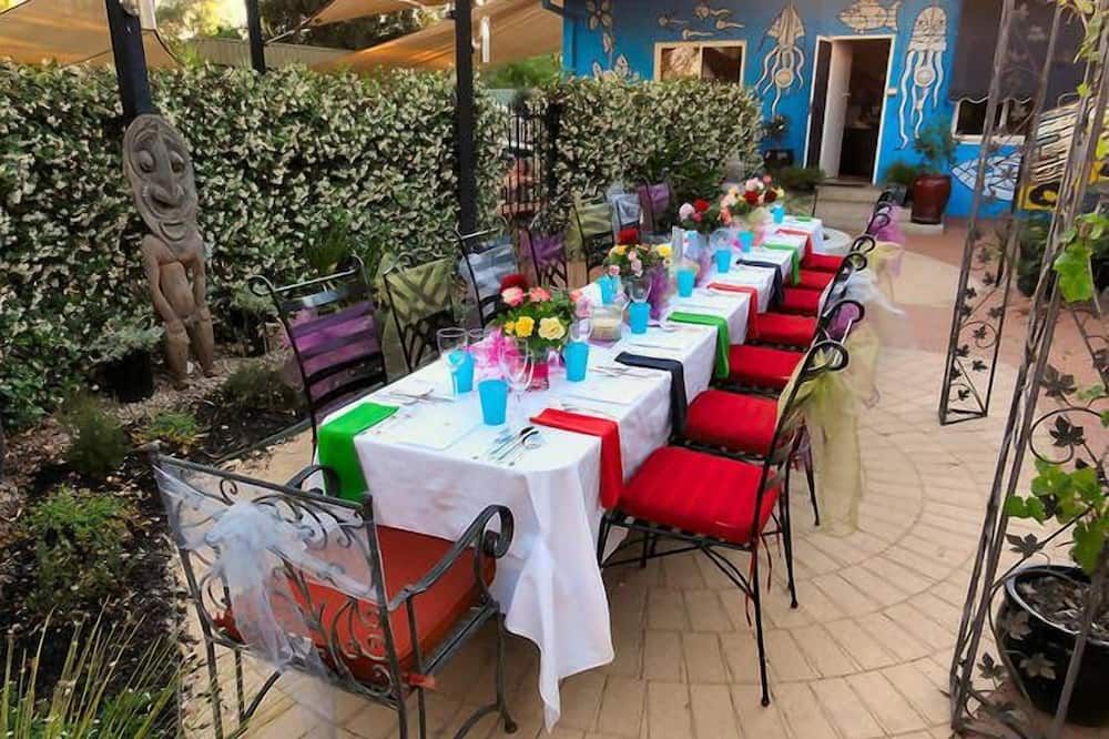Vatu Sanctuary - The Studio (large apartment with direct access to the pool) - Alice Springs - Restaurant