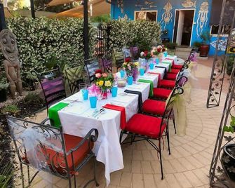 Vatu Sanctuary - The Studio (large apartment with direct access to the pool) - Alice Springs - Restaurant
