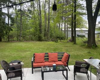 Cute home across the street from full rec-Chain O Lakes Waupaca - Waupaca - Patio
