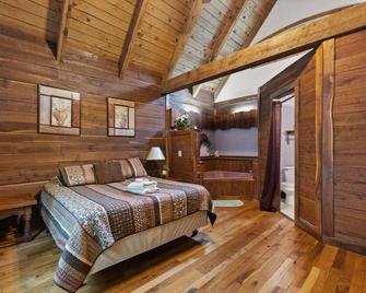 Quaint, heavily forested cabin, mountain valley view. - Slade - Habitación