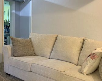 Have A Grand Time On Grand! Family-Friendly House W/ Privacy, Space, & Location! - Port Washington - Living room