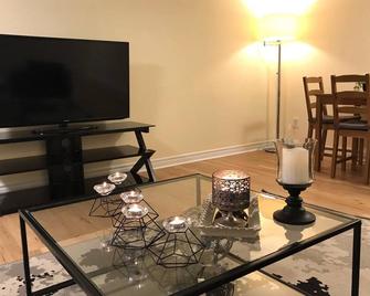 Tastefully decorated spacious apartment Burlington - Burlington - Wohnzimmer