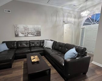 Urban Oasis - charming, centrally located home for visiting all of Huntsville! - Huntsville - Living room