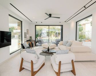 Elia Cove Luxury Villa II - Agii Theodori - Wohnzimmer