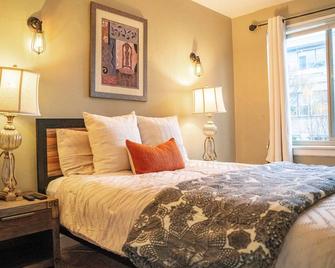 Heart of Downtown Kirkland - 500 Feet from the Beach - Kirkland - Bedroom