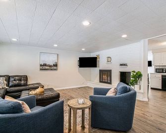 1/2 mile to Notre Dame/2 blocks from Linebacker - Complete Renovation! - South Bend - Living room