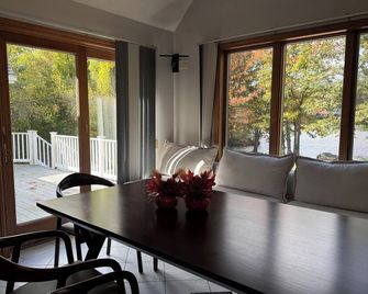 5br Luxe Lakehouse: Theater, Gym, Spa, Bar, Garage - Salem - Dining room