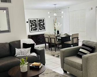 Epic! 3 mi to Hard Rock Stadium. Patio&Grill. 3bdrm/2bathrm. Midpoint location! - Miramar - Sala de estar