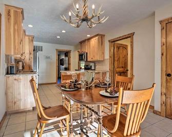 Luxury Cabin with Pond, Working Ranch Near Nevada - Nevada - Їдальня
