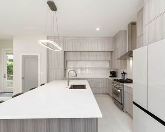 Brand-New 3Story Home with Rooftop in Midtown - Atlanta - Kitchen