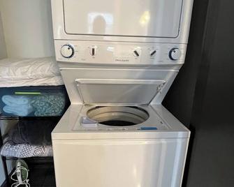 Luxe rooftop retreat in downtown core - Roanoke - Laundry facility