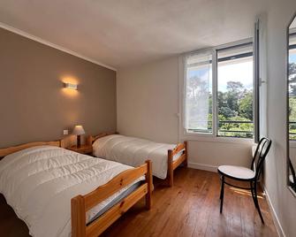 Steps from Sainte-Barbe Dyke, Renovated 2-BR Apartment with Free Parking - Saint-Jean-de-Luz - Schlafzimmer