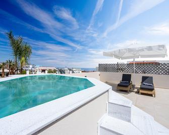 Pathos Seaside Suites - Фаліракі - Басейн