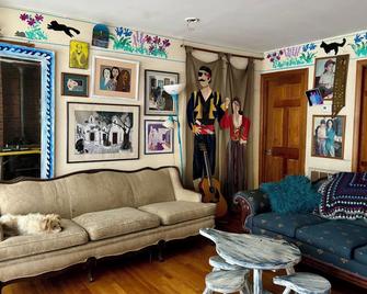 Room on Organic Family Farm Twenty Minutes From Chapel Hill - Chapel Hill - Living room
