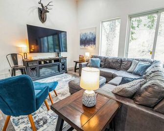 Luxury Riverfront Retreat on Montana's Iconic Blackfoot River with Hot Tub - Greenough - Living room