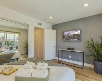 Funtierland + Maverick + Wifi + Pool + Pet Friendly - Anaheim - Habitación
