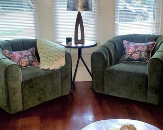 Home Is Where The Heart Is! - Charlotte - Sala de estar