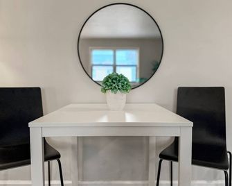 Cozy 1br Apartment Near Dining & Shops - Chicago - Salle à manger