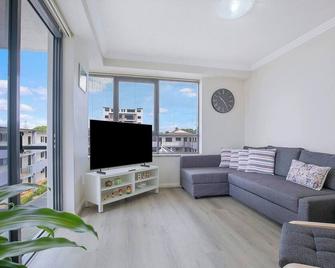 Breezy Beachside - Enjoy Outdoor Fun and Relaxation - Southport - Sala de estar