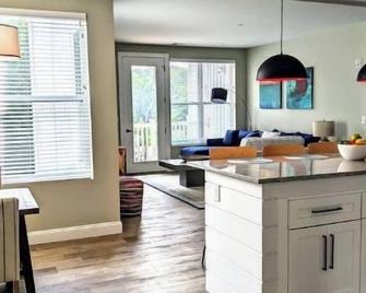 Waterford, Ct - Beautiful 2 Bedroom/2 Bath, 2nd Floor Apartment, 1,252sf - Waterford - Living room