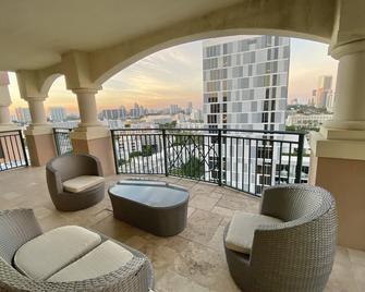 The Irina at King David! 3BR/2BA in Sunny Isles Beach! - Sunny Isles Beach - Balcony
