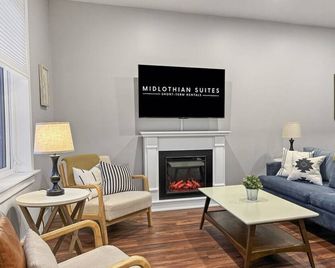 Hot Tub, Newly Updated, Near Dt, Free Parking | Ts - Peterborough - Living room