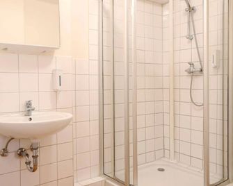 Pension Alpha - Frankfurt - Badrum